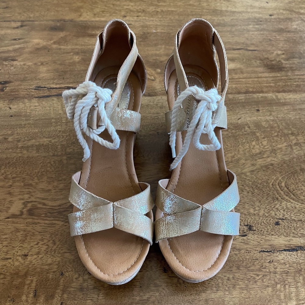 Sperry Dawn Ari Gold Metallic High Wedge; Size 9.5